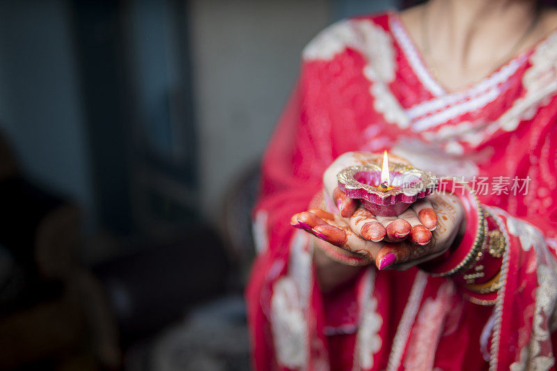 特写的印度妇女手拿油灯和庆祝Karwa Chauth。